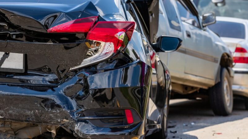 34-latek prowadzący Volvo powoduje kolizję pod wpływem alkoholu i ucieka z miejsca zdarzenia