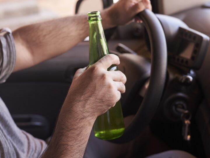 Mężczyzna w wieku 72 lat, bez prawa jazdy, zatrzymany za prowadzenie pojazdu pod wpływem alkoholu