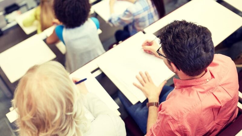 Burmistrz wyróżnia nauczycieli z Koziegłów w Dniu Edukacji Narodowej