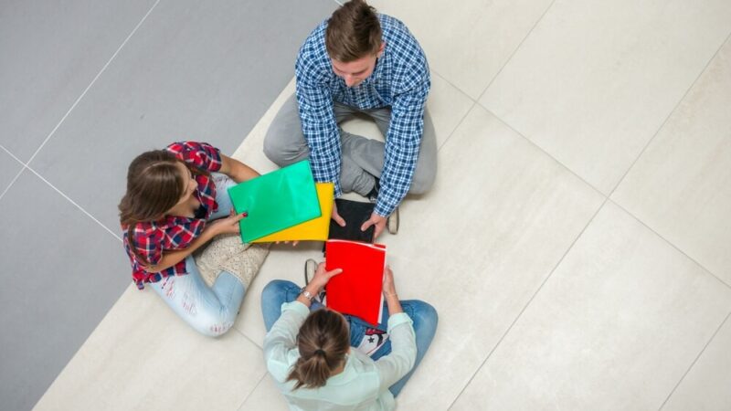 Młodzież uczy się o odpowiedzialności prawnej nieletnich z policjantami