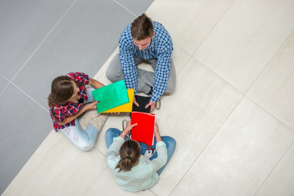 Młodzież uczy się o odpowiedzialności prawnej nieletnich z policjantami