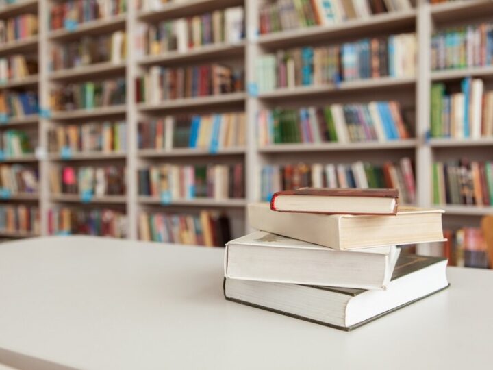 Unikatowa kolekcja książek z dedykacjami w bibliotece w Poraju