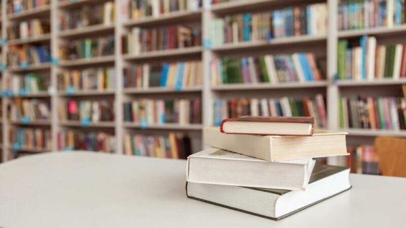 Unikatowa kolekcja książek z dedykacjami w bibliotece w Poraju