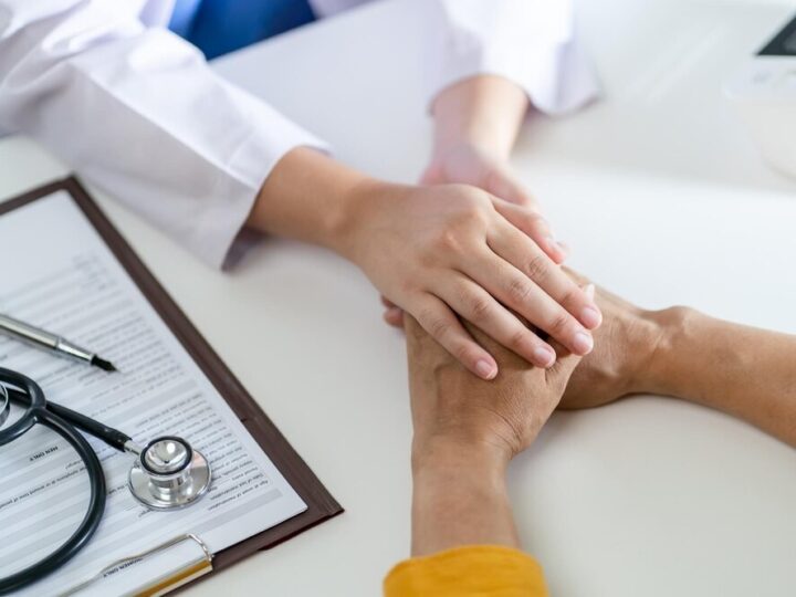 Policjanci edukują dzieci o bezpieczeństwie zimowym w Myszkowie