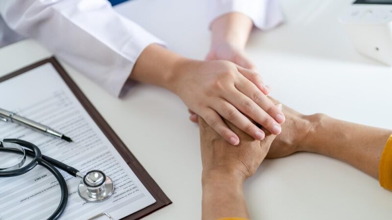 Policjanci edukują dzieci o bezpieczeństwie zimowym w Myszkowie