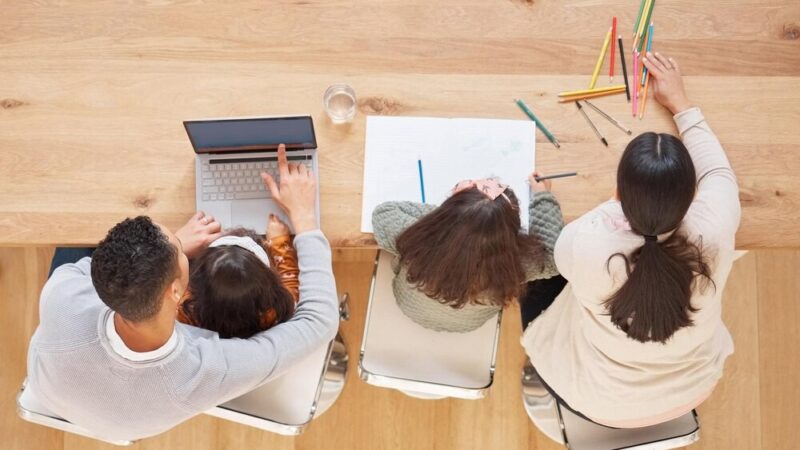 Bezpieczne ferie z mundurowymi: Uczniowie uczą się ochrony i empatii