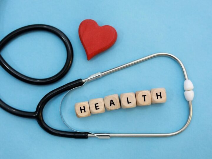 Policjanci edukują uczniów o bezpieczeństwie podczas ferii zimowych