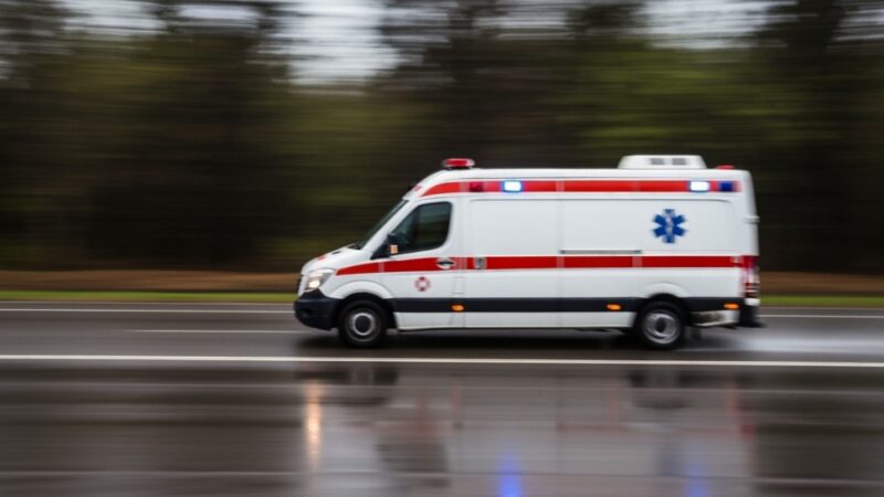 Ferie pełne bezpieczeństwa: strażacy uczą dzieci w Choroniu