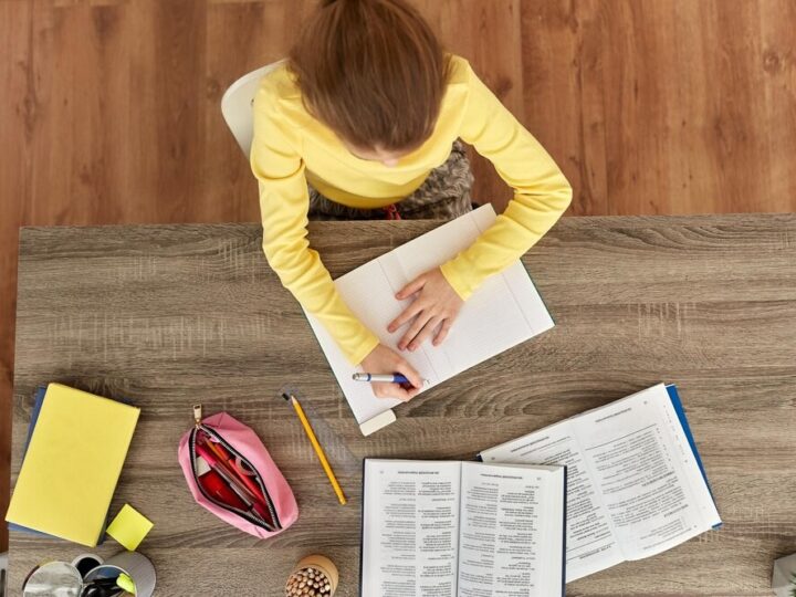 Ferie pełne kreatywności: dzieci odkrywają sztukę scrapbookingu w Poraju