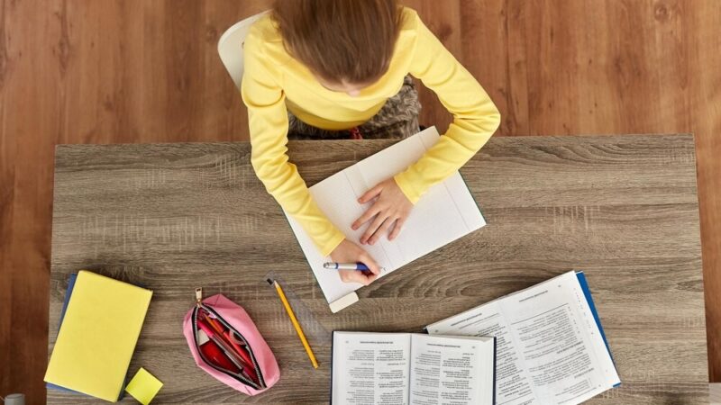 Ferie pełne kreatywności: dzieci odkrywają sztukę scrapbookingu w Poraju