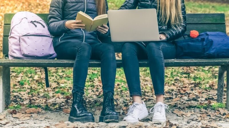 Młodzież poznaje zawód policjanta na spotkaniu „Świat zawodów” w Myszkowie