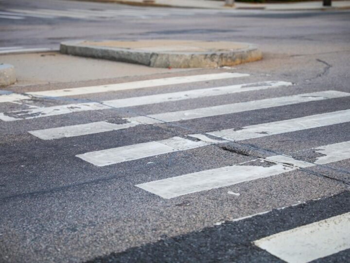 Bezpieczni piesi na drogach: Policja w akcji!