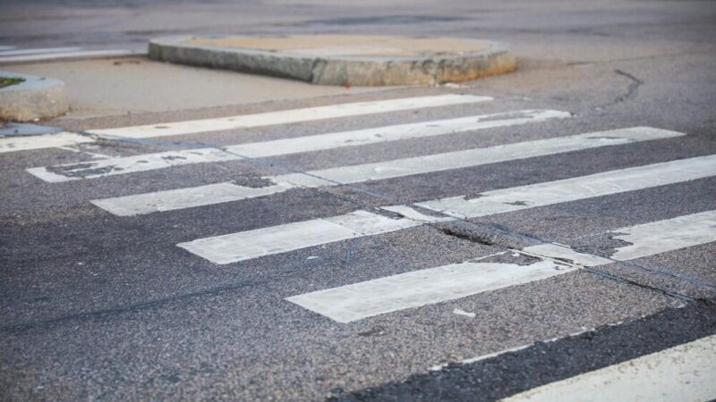 Bezpieczni piesi na drogach: Policja w akcji!