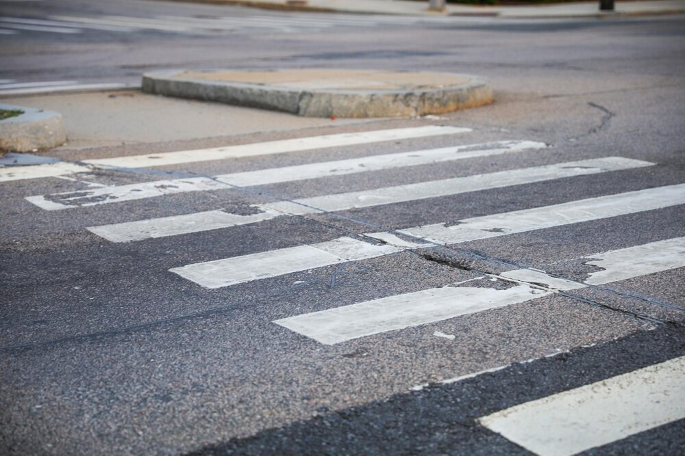 Bezpieczni piesi na drogach: Policja w akcji!