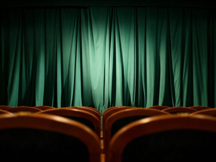 Komediowa uczta w Poraju – nie przegap „Odjechanej farsy”!