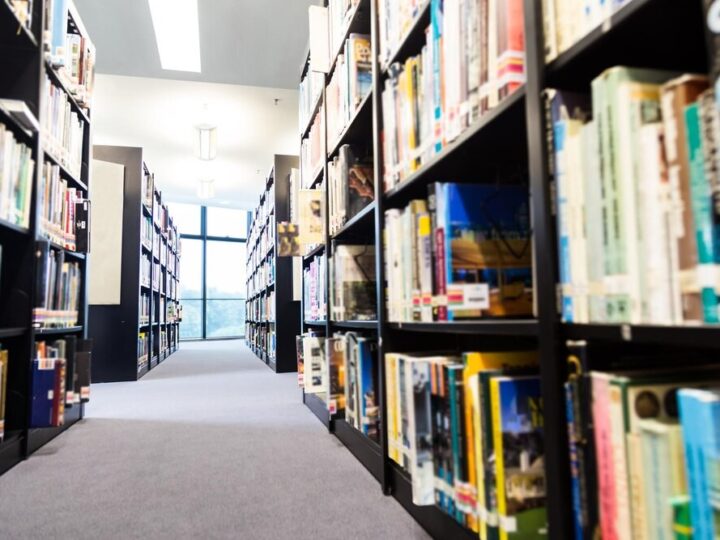 Refleksje nad „Fałszerzami pieprzu” Moniki Sznajderman w Klubie Miłośników Książki w Poraju