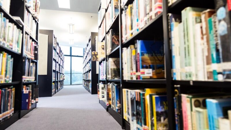 Refleksje nad „Fałszerzami pieprzu” Moniki Sznajderman w Klubie Miłośników Książki w Poraju