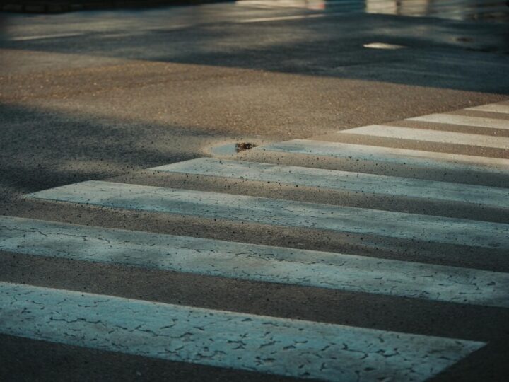 Policja ostrzega: Zadbaj o bezpieczeństwo na przejściach dla pieszych!
