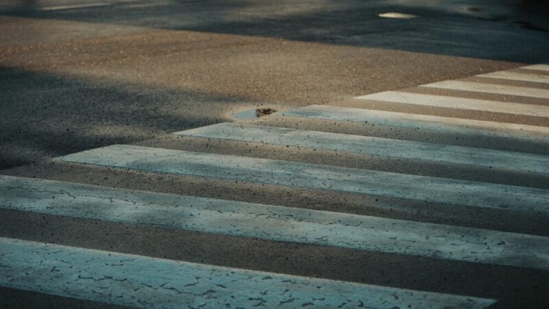Policja ostrzega: Zadbaj o bezpieczeństwo na przejściach dla pieszych!
