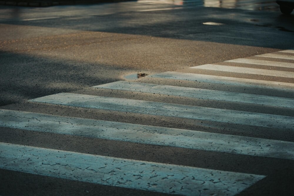 Policja ostrzega: Zadbaj o bezpieczeństwo na przejściach dla pieszych!