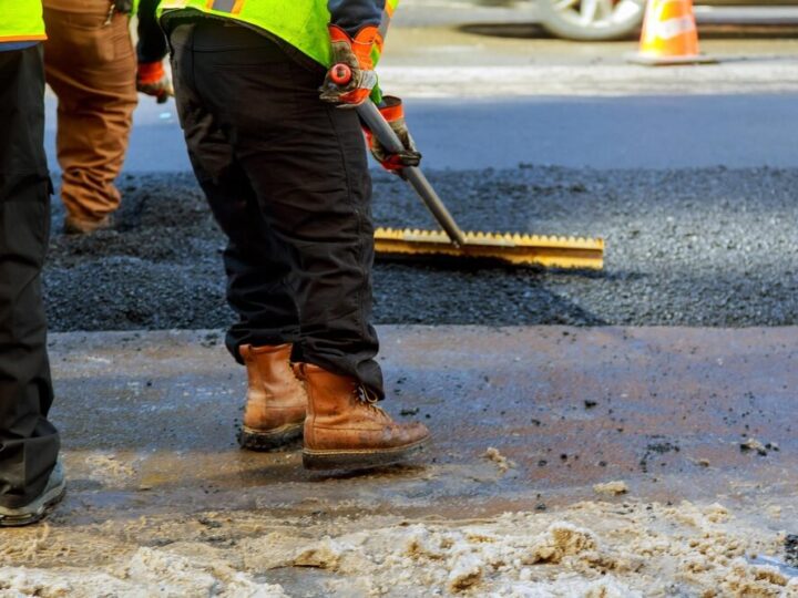 Wiosenne sprzątanie w Gminie Poraj: ruszyło zamiatanie ulic